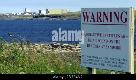 Kernkraftwerk Dounreay in Schottland. Ein Umweltbeobachter könnte empfehlen, den Betreiber des Kernkraftwerks Dounreay wegen Kontamination in der Anlage zu verfolgen, stellte sich heraus. Die Scottish Environmental Protection Agency (SEPA) bestätigte, dass sie derzeit die britische Atomenergiebehörde (UKAEA) im Hinblick auf "Durchsetzungsmaßnahmen" untersucht. Es wird angenommen, dass sich das Problem auf einen teilweise stillgelegten Säureabfluss am Standort Caithness begibt. 15/08/03 : die Betreiber eines Atomkraftwerks verletzten Sicherheitsvorschriften, nachdem eine Reihe radioaktiver Partikel auf einem nahe gelegenen gefunden wurden Stockfoto