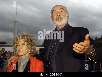 Sir Sean Connery, Schirmherr des Edinburgh Film Festivals, begleitet von seiner Frau Micheline, kommt in UGC Fountainbridge in Edinburgh an, um an einer Vorführung des Films Afterlife teilzunehmen. Stockfoto