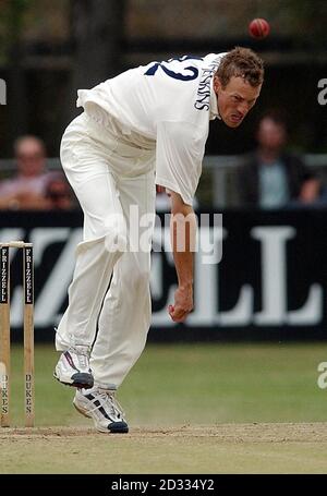 Sussex Bowler Robin Martin-Jenkins in Aktion während des zweiten Spieltages im Frizzell County Championship Match gegen Essex in Colchester, Essex, Freitag, 22. August 2003. Stockfoto