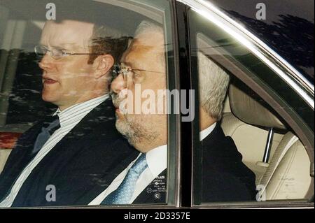 Der Vorsitzende der BBC, Gavyn Davies (R), kommt am High Court in London an, wo er Beweise für die Hutton-Untersuchung vorlegen soll. Die Hutton-Untersuchung wurde ins Leben gerufen, um zu untersuchen, wie Dr. Kelly anscheinend selbst das Leben einnahm, nachdem er als wahrscheinliche Quelle eines Berichts des BBC Radio 4 Today-Korrespondenten für die Verteidigung des Programms Andrew Gilligan identifiziert worden war, In dem der Journalist schlug vor, dass das Dossier auf Befehl von Downing Streets umgestaltet wurde. 28/01/2004: Gavyn Davies, der am Mittwoch, dem 28. Januar 2004, das erste Opfer des Hutton Reports wurde, so der politische Redakteur des Unternehmens, Andrew Stockfoto