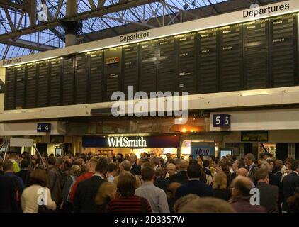 Pendler warten am Bahnhof Waterloo im Zentrum Londons, nachdem ein Stromausstoß während der geschäftigen Hauptverkehrszeit ein "beispielloses" Chaos auf den Bahn- und U-Bahnlinien der Hauptstadt verursachte. Kevin Groves, Sprecher von Network Rail, sagte, Züge seien "schwer getroffen" worden und die Situation sei "beispiellos" gewesen. Der Londoner Bürgermeister Ken Livingstone sagte, dass mindestens 250,000 Menschen von dem Stromausfall betroffen seien. 06/01/2004: Tausende von Menschen, die nach der Weihnachtspause zur Arbeit zurückkehren, erlitten am Dienstag, den 6. Januar 2004, ein Verkehrschaos wegen der Unterbrechung der Zugverbindungen, die bis Donnerstag andauern werden. Stockfoto