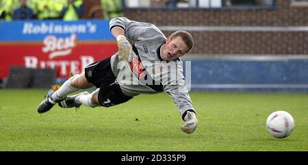 Stockport-Torhüter James Spencer greift nach dem Ball, als Port Vale im zweiten Spiel der Nationwide Division im Edgeley Park in Stockport ihr zweites Tor gegen sein Team erzielt. Endergebnis: Stockport 2, Port Vale 2. DIESES BILD KANN NUR IM RAHMEN EINER REDAKTIONELLEN FUNKTION VERWENDET WERDEN. KEINE INOFFIZIELLE CLUB-WEBSITE. Stockfoto