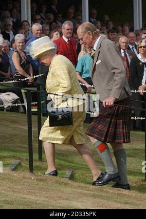 Die britische Königin Elizabeth II. Und der Herzog von Edinburgh kommen bei den Braemar Royal Highland Games in Aberdeenshire an, wo sie von Premierminister Tony Blair und Frau Cherie begleitet wurden. .. Das jährliche Ereignis zu beobachten, das eine Geschichte hat, die bis zu den Tagen von König Malcolm Canmore vor 900 Jahren zurückreicht. Stockfoto