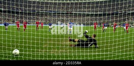 Der Italiener Alessandro Del Piero schlägt den walisischen Paul Jones von der Elfmeterstelle aus, während des Qualifikationsspiel der Gruppe 9 Euro 2004 in San Siro, Mailand, Italien. Stockfoto