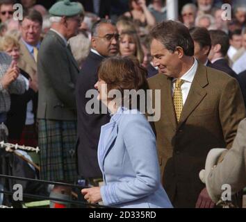 Premierminister Tony Blair und Frau Cherie kommen bei den Braemar Royal Highland Games in Aberdeenshire an. * das Paar schloss sich Queen Elizabeth und dem Duke of Edinburgh an, um das jährliche Ereignis zu verfolgen, das eine Geschichte hat, die bis in die Tage von König Malcolm Canmore vor 900 Jahren zurückreicht. Stockfoto