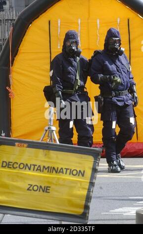 Polizeibeamte in persönlicher Schutzausrüstung (PSA) nehmen an einem simulierten Terroranschlag im Zentrum von London Teil. Das University College Hospital behandelte Opfer der Übung, die einen rigorosen Dekontaminationsprozess durchliefen, umgeben von Polizei und Krankenhauspersonal in voller Schutzausrüstung. 06/04/2004: Polizei und Sicherheitsdienste haben eine terroristische Verschwörung vereitelt, um einen Giftgasangriff in Großbritannien am Dienstag, den 6. April 2004 zu starten. Ein Plan zur Verwendung einer hochgiftigen Chemikalie namens Osmium Tetroxid wurde aufgedeckt, nachdem die Kommunikation zwischen Terrorverdächtigen überwacht wurde. Stockfoto