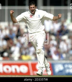 Englands Steve Harmion feiert das Wicket von Südafrikas Makhaya Ntini, um die zweiten Innings der Touristen am letzten Spieltag beim fünften npower-Test im Oval, London, zu schließen. England jagte ein Ziel von 110 in ihrer zweiten Innings, als sie einen Sieg suchten, um die fünf-Match-Serie auf 2:2 zu bringen. Stockfoto