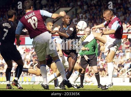 Reading's Shaun Goater's (Mitte) hat seinen Schuss von Tomas Repka (rechts) von West Ham United während ihres Nationwide Division One Spiels im West Ham's Upton Park Ground, London, gedreht. DIESES BILD KANN NUR IM RAHMEN EINER REDAKTIONELLEN FUNKTION VERWENDET WERDEN. KEINE INOFFIZIELLE CLUB-WEBSITE. Stockfoto