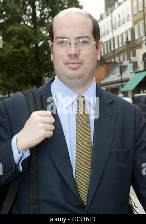 Der BBC-Journalist Andrew Gilligan kommt am High Court im Zentrum von London an, wo er bei der Hutton-Untersuchung erneut unter Kontrolle war, als zwei forensische Computerexperten, die den elektronischen persönlichen Organisator, den er zur Aufzeichnung seines Treffens mit Dr. David Kelly verwendete, untersuchten, auszusagen sollten. Der umkämpfte Journalist, der gestern in seinem ursprünglichen Bericht von Radio 4 Today Fehler zugab, der den Streit zwischen Downing Street und der BBC auslöste, sollte heute auf den Beweisen der beiden Wissenschaftler hinterfragt werden. Die Untersuchung untersucht, wie der Regierungswaffenexperte Dr. Kelly anscheinend Stockfoto