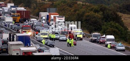 Einsatzkräfte nehmen am Unfallort von 12 Fahrzeugen auf der nordwärts gelegenen Fahrbahn der Autobahn M5 in der Nähe von Bristol Teil. Bei dem Unfall, der sich kurz nach 13 Uhr zwischen den Autobahnkreuzungen 20 und 19 ereignete, wurden bis zu ein Dutzend Menschen verletzt. Die Ursache des Absturzes war noch nicht bekannt, aber ein Polizeisprecher sagte, dass es um die Zeit des Vorfalls Berichte über einen schweren Regenguss gab. Stockfoto