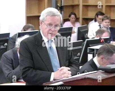 Jeremy Gompertz QC, Anwalt der Kelly-Familie, gab seine Abschlusserklärung vor der Hutton-Untersuchung am High Court in London ab. Lord Hutton hat sich mit den Ereignissen rund um den offensichtlichen Selbstmord des Regierungswaffenexperten Dr. David Kelly beschäftigt, der im Zentrum eines Widerstreit zwischen der Regierung und der BBC stand, nachdem er zugegeben hatte, mit dem Journalisten Andrew Gilligan zu sprechen, Die WHO berichtete, dass die Regierung ihr Irak-Dossier "aufgestoßen" habe. Stockfoto