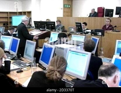 Jeremy Gompertz QC, (links stehend) Anwalt der Kelly-Familie, gab seine Abschlusserklärung vor der Hutton-Untersuchung am High Court in London ab. Lord Hutton hat sich mit den Ereignissen rund um den offensichtlichen Selbstmord des Regierungswaffenexperten Dr. David Kelly beschäftigt, der im Zentrum eines Widerstreit zwischen der Regierung und der BBC stand, nachdem er zugegeben hatte, mit dem Journalisten Andrew Gilligan zu sprechen, Die WHO berichtete, dass die Regierung ihr Irak-Dossier "aufgestoßen" habe. Stockfoto