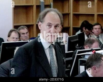 Andrew Caldecott, QC, Counsel der BBC, gab seine Abschlusserklärung vor der Hutton-Untersuchung vor dem High Court in London ab. Lord Hutton erkundigt sich nach den Ereignissen rund um den offensichtlichen Selbstmord des Waffenexperten Dr. David Kelly, der im Zentrum eines Krieges zwischen der Regierung und der BBC stand, nachdem er zugegeben hatte, mit dem Journalisten Andrew Gilligan zu sprechen, der berichtete, dass die Regierung ihr Irak-Dossier "versengt" habe. Stockfoto