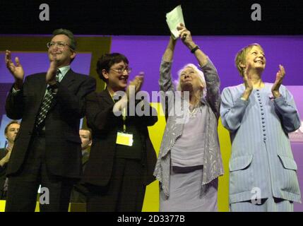 Die Präsidentin der Scottish National Party Winnie Ewing (zweite von rechts) beklagt sich am Ende ihrer Espeach von den Familienmitgliedern L-R Fergus Ewing M.S.P, Annabelle Ewing M.S.P. Winnie und Margaret Ewing M.S.P auf der S.N.P Konferenz in Inverness. Stockfoto