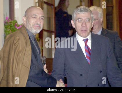 Großbritanniens Außenminister Jack Straw (rechts) begrüßt den afghanischen Präsidenten Hamed Karzai bei seiner Ankunft in Bournemouth, wo er morgen vor der Jahreskonferenz der Labour Party sprechen wird. Stockfoto