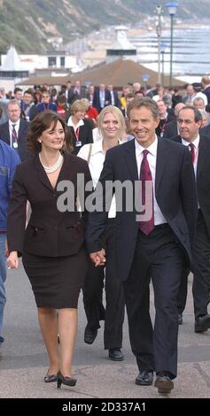 Der britische Premierminister Tony Blair, begleitet von seiner Frau Cherie, geht zurück in ihr Hotel, nachdem er seine Grundsatzrede vor der Labour Party Conference in Bournemouth gehalten hat. Stockfoto