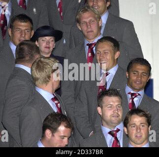 Die Mitglieder der Rugby-Weltmeisterschaft in England posieren auf den Stufen eines BA-Flugzeugs am Flughafen Heathrow, bevor sie nach Australien auffliegen, um an der Rugby-Weltmeisterschaft teilzunehmen. Stockfoto