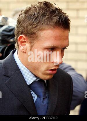 Craig Bellamy, Stürmer von Newcastle United und Wales, kommt am Magistrate Court in Cardiff an, wo er wegen eines Vorfalls außerhalb eines Nachtclubs in Cardiff zu einer Geldstrafe verurteilt wurde. Bellamy, 24, gab zu, drohende, beleidigende oder beleidigende Worte oder Verhaltensweisen zu verwenden. * Bellamy, 24, gab zu, dass er drohende, missbräuchliche oder beleidigende Worte oder Verhaltensweisen benutzte. Der Vorwurf, drohende, missbräuchliche oder beleidigende Verhaltensweisen zu verwenden, die rassistisch verschärft wurden, wurde vom Gericht zurückgezogen. Stockfoto