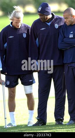 Der englische Kapitän David Beckham plaudert mit Emile Heskey (Mitte) und Kieron Dyer (rechts) während eines England-Squad-Trainings in London Colney, nahe St. Albans, vor der entscheidenden EM 2004-Qualifikation gegen die Türkei am Wochenende. Der englische Kapitän Beckham erlitt am Sonntag eine Sackgasse und spielte für Real Madrid und war zusammen mit dem Stiker Michael Owen an der Seitenlinie für die heutige Sitzung. England muss am Samstag eine Niederlage in Istanbul vermeiden, um sich für die Europameisterschaften im nächsten Jahr zu qualifizieren. Stockfoto