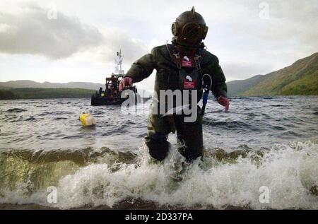 Charity-Wanderer Lloyd Scott steigt aus Loch Ness, nach Abschluss der letzten Teil seines Unterwasser-Marathon. Scott hat die letzten zwei Wochen damit verbracht, einen 26 Kilometer langen Abschnitt des trüben Highland loch zu besetzen. Aber die Herausforderung war nicht ohne ihre Probleme. In der vergangenen Woche fiel der 41-Jährige unter Wasser von einer 15 Meter hohen Kante und verletzte sich dabei seine Schulter, entschied sich aber, am nächsten Tag seine Herausforderung weiter zu verfolgen. Der ehemalige Feuerwehrmann und Profi-Fußballspieler verbrachte mehr als einen Monat Ausbildung und Qualifikation als Taucher für das Angebot, um Geld für die Wohltätigkeitsorganisation Kinder mit Leukämie zu sammeln. Stockfoto