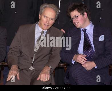 Hollywood-Legende Clint Eastwood spricht mit Ambrose Faulk, dem ehemaligen Präsidenten der Oxford Union, bevor er dort zum ersten Mal spricht. Der schmutzige Harry-Star wurde von dem TV-Filmkritiker Barry Norman in der historischen Debattiergesellschaft der Universität interviewt. Eastwood, 73, sprach über seine sechs Jahrzehnte währende Karriere als Schauspieler und Regisseur und über seinen bevorstehenden Film Mystic River. Oxford Union Präsident Marcus Walker sagte, alle 470 Tickets für die Mitglieder-only-Veranstaltung ausverkauft in Minuten gestern. Stockfoto