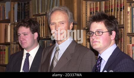 Von links nach rechts Marcus Walker Präsident der Oxford Union, Clint Eastwood und Ambrose Faulk ehemaliger Präsident der Oxford Union, bevor er dort zum ersten Mal sprach. Der schmutzige Harry-Star wurde von dem TV-Filmkritiker Barry Norman in der historischen Debattiergesellschaft der Universität interviewt. Eastwood, 73, sprach über seine sechs Jahrzehnte währende Karriere als Schauspieler und Regisseur und über seinen bevorstehenden Film Mystic River. Oxford Union Präsident Marcus Walker sagte, alle 470 Tickets für die Mitglieder-only-Veranstaltung ausverkauft in Minuten gestern. Stockfoto