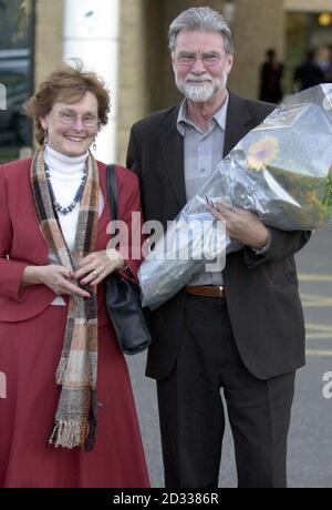 Pauline Macaulay, die Schwiegermutter des britischen Kanzlers Gordon Brown und ihr Mann Patrick Vaghan (Stiefvater von Sarah Brown), in Edinburgh Royal Infirmary nach Sarah Brown Geburt, ein Baby Junge. Stockfoto