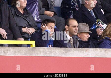 Millwall-Manager/Spieler Dennis Wise sitzt mit dem Vorsitzenden Theo Paphitis (vorne rechts), nachdem er während des Nationwide Division One-Spiels gegen Sheffield United in Den, South London, abgeschickt wurde, kann DIESES BILD NUR IM RAHMEN EINES REDAKTIONELLEN AUSSCHNITTES verwendet werden. KEINE INOFFIZIELLE CLUB-WEBSITE. Stockfoto