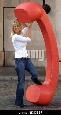 TV-Moderatorin Ulrika Jonsson posiert für Fotografen mit einem riesigen Telefon während einer Fotozelle anlässlich des Launch von Tele2 im Londoner Covent Garden. Der neue Festnetzdienst von Tele2 in Großbritannien wird Preise anbieten, die bis zu 80 % niedriger sind als der Standardtarif von BT. Stockfoto