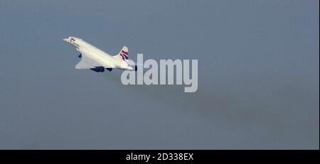 Eine British Airways Concorde hebt vom Flughafen Heathrow in London nach Edinburgh ab. Concorde wird heute ihren letzten Passagierflug von New York aus antreten. Stockfoto