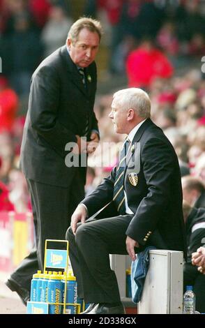 Liverpool-Manager Gerard Houllier (links) mit Leeds United-Manager Peter Reid nach Liverpools zweitem Tor während ihres Barclaycard Premiership-Spiels in Anfield, Liverpool. Liverpool gewann 3:1. DIESES BILD KANN NUR IM RAHMEN EINER REDAKTIONELLEN FUNKTION VERWENDET WERDEN. KEINE WEBSITE-/INTERNETNUTZUNG, ES SEI DENN, DIE WEBSITE IST BEI DER FOOTBALL ASSOCIATION PREMIER LEAGUE REGISTRIERT. Stockfoto
