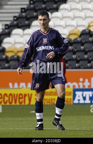 Hull City / Lincoln City. KC Stadium, Hull. Lincoln's Simon Yeo. DIESES BILD KANN NUR IM KONTEXT EINER EDITIORIAL-FUNKTION VERWENDET WERDEN. KEINE INOFFIZIELLE CLUB-WEBSITE. Stockfoto