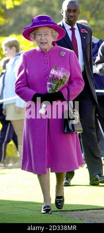 Königin Elizabeth II. Nach der Enthüllung einer bronzenen Reiterstatue, die Ihre Majestät auf dem Pferderennen am höchsten Punkt auf Queen Anne's Ride, Windsor Great Park, darstellt. Die Statue wurde vom Bildhauer Philip Jackson zu Ehren des Goldenen Jubiläums Ihrer Majestät angefertigt. Stockfoto