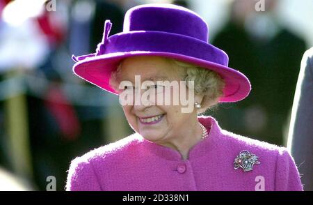 Königin Elizabeth II. Nach der Enthüllung einer bronzenen Reiterstatue, die Ihre Majestät auf dem Pferderennen am höchsten Punkt auf Queen Anne's Ride, Windsor Great Park, darstellt. Die Statue wurde vom Bildhauer Philip Jackson zu Ehren des Goldenen Jubiläums Ihrer Majestät angefertigt. Stockfoto