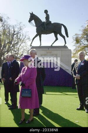 Königin Elizabeth II. Im Windsor Great Park, wo sie die Jubilee Statue von sich selbst zu Pferd enthüllt. Die Reiterstatue von Philip Jackson, ist die erste, die die Königin von sich enthüllt hat und steht am höchsten Punkt im Park mit Blick zurück nach Windsor Castle. Stockfoto