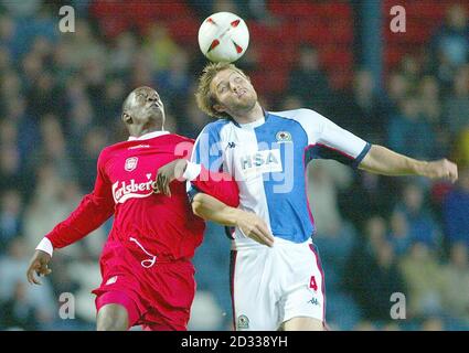 Blackburn Rovers Martin Taylor (rechts) kämpft mit Liverpools Emile Heskey während ihres Carling Cup 3. Runde Match im Ewood Park, Blackburn. DIESES BILD KANN NUR IM RAHMEN EINER REDAKTIONELLEN FUNKTION VERWENDET WERDEN. KEINE WEBSITE-/INTERNETNUTZUNG, ES SEI DENN, DIE WEBSITE IST BEI DER FOOTBALL ASSOCIATION PREMIER LEAGUE REGISTRIERT. Stockfoto