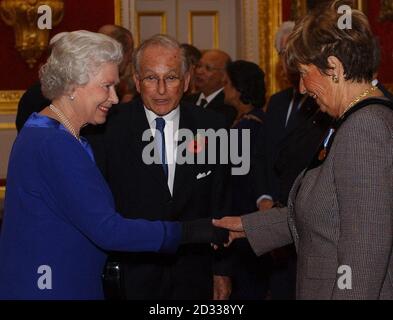 Die britische Königin Elizabeth II. Trifft Frau Cyril Reitman, die von Lord Janner of Braunstone (entre), dem Präsidenten des Commonwealth Jewish Council, bei einem Empfang anlässlich des 21. Jahrestages des Commonwealth Jewish Council im St. James's Palace in London beobachtet wird. Stockfoto