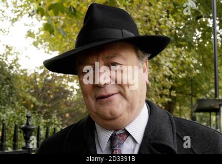 Der ehemalige Kanzler Kenneth Clarke in Westminster, im Zentrum von London, nachdem er angekündigt hatte, dass er nicht als Kandidat für die Führung der Konservativen Partei kandidieren würde. * Er war der letzte der Schwergewichtsanwärter, der das Stehen gegen Herrn Howard, der bereits die Unterstützung von 92 von 165 Tory-Abgeordneten hat, ausließ. Stockfoto