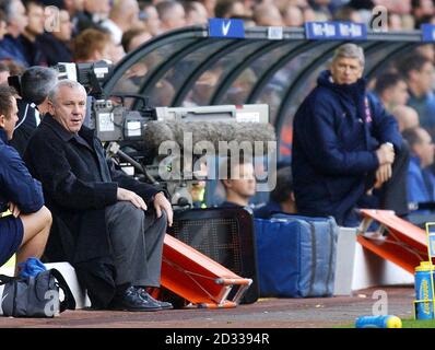 Leeds United-Manager Peter Reid (links) und Arsenal-Manager Arsene Wenger (rechts) sehen sich während des Barclaycard Premiership-Spiels in der Elland Road, Leeds, VON der Seitenlinie aus an, DIESES BILD KANN NUR IM KONTEXT EINER REDAKTIONELLEN VERWENDUNG verwendet werden. KEINE WEBSITE-/INTERNETNUTZUNG, ES SEI DENN, DIE WEBSITE IST BEI DER FOOTBALL ASSOCIATION PREMIER LEAGUE REGISTRIERT. Stockfoto