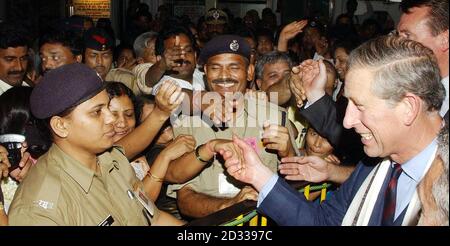 Der Prinz von Wales (rechts) wird bei der Ankunft am Victoria Bahnhof in Bombay, Indien, herzlich willkommen geheißen. Stockfoto