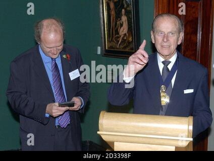 Der Herzog von Edinburgh, Ehemann der britischen Königin Elizabeth II., (rechts) überreicht die Albert Medal to Eden Project Mastermind Tim Smit bei einem Empfang der Royal Society of Arts im Londoner Buckingham Palace. Die Albert Medal wird jährlich von der RSA für herausragende Verdienste in der Förderung von Kunst, Herstellung und Handel verliehen. Stockfoto