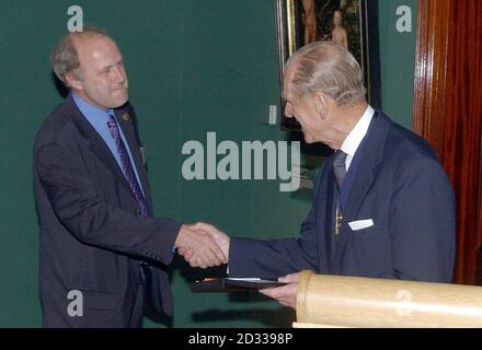 Der Herzog von Edinburgh, Ehemann der britischen Königin Elizabeth II., (rechts) überreicht die Albert Medal to Eden Project Mastermind Tim Smit bei einem Empfang der Royal Society of Arts im Londoner Buckingham Palace. Die Albert Medal wird jährlich von der RSA für herausragende Verdienste in der Förderung von Kunst, Herstellung und Handel verliehen. Stockfoto