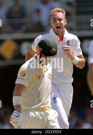 Englands Stuart Broad (rechts) feiert das Wicket von Australiens David Warner (Mitte) für 124 am dritten Tag des ersten Ashes-Tests in Gabba, Brisbane, Australien. Stockfoto