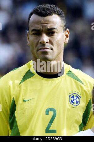 Cafu stellt sich für Brasilien vor ihrem 1-0 Sieg über Jamaika, in einem freundlichen internationalen im Walkers Stadium, in Leicester. Stockfoto