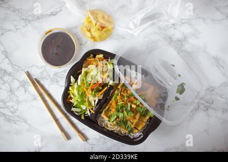 Vietnamesischer Bun Chay Nudelsalat nehmen Box auf weiß Marmoroberfläche Stockfoto