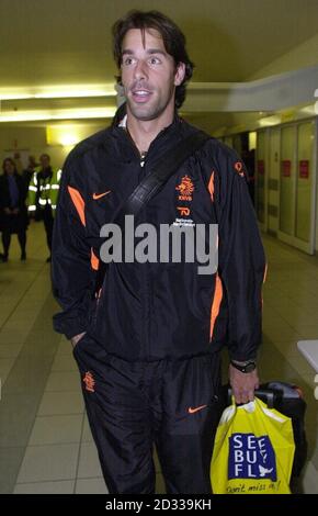 Ruud Van Nistlerooy von der niederländischen Fußballnationalmannschaft bei Ankunft am Flughafen Prestiwck. Die Niederlande sind in Schottland für ihr EM 2004 Play-off Spiel, das am Samstag gegen Schottland stattfindet. Stockfoto