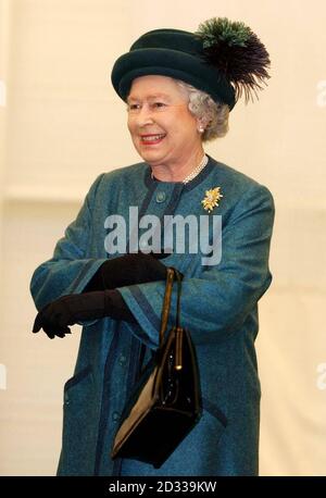 Die britische Königin Elizabeth II. Bei einem Besuch der nationalen Cricket-Akademie der EZB an der Loughborough University. Die Königin hat heute offiziell die neue 4.5 Millionen Cricket-Akademie eröffnet. Stockfoto