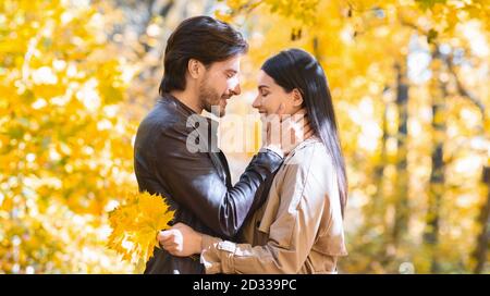 Mann in der Liebe berührt seine Frau Gesicht, aus im Wald Stockfoto