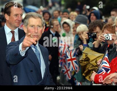 Der Prinz von Wales begrüßt die Gäste bei einem Besuch der JW Lees Brauerei in Middleton bei Manchester. Mitglieder der Familie Lees-Jones, die die Brauerei noch immer führt, trafen den Prinzen am Eingang, bevor er ihn zu einer Tour zum 175. Jubiläum mitnahm. Stockfoto