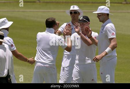 Der englische Ben Stokes (zweite rechts) wird gratuliert, nachdem er den Fang des Chairman's XI's Michael Hill während des Tour-Spiels im Traeger Park, Alice Springs, Australien, gemacht hat. Stockfoto